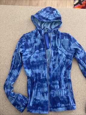 Lululemon size 6 Blue Tie-Dye Hooded Define Zip Jacket